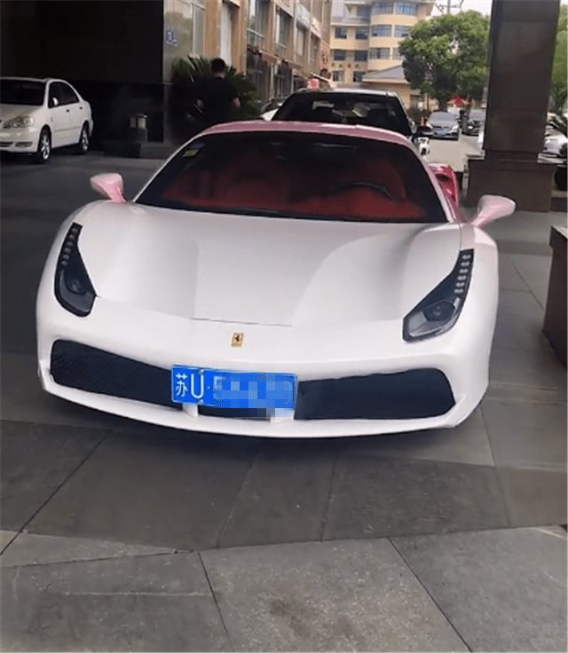而本期的热门内容便是:白富美的最爱,"渐变粉"法拉利488,配香槟金轮毂