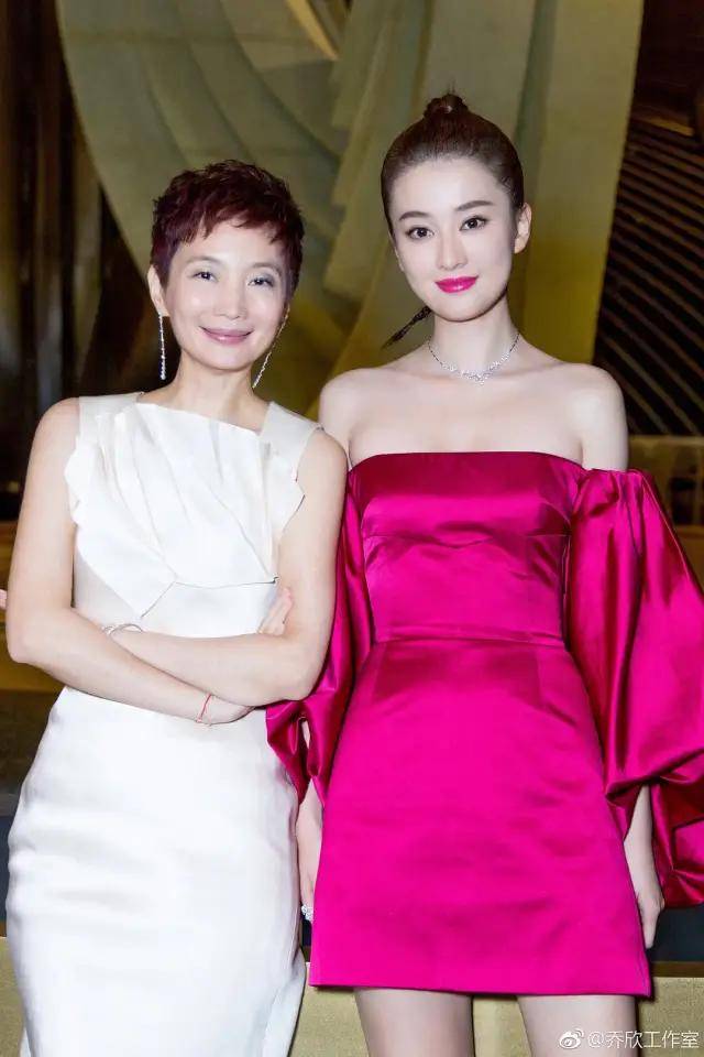 太平洋|神颜Lisa也有翻车的这天?她这环太平洋肩宽也太瞩目了...