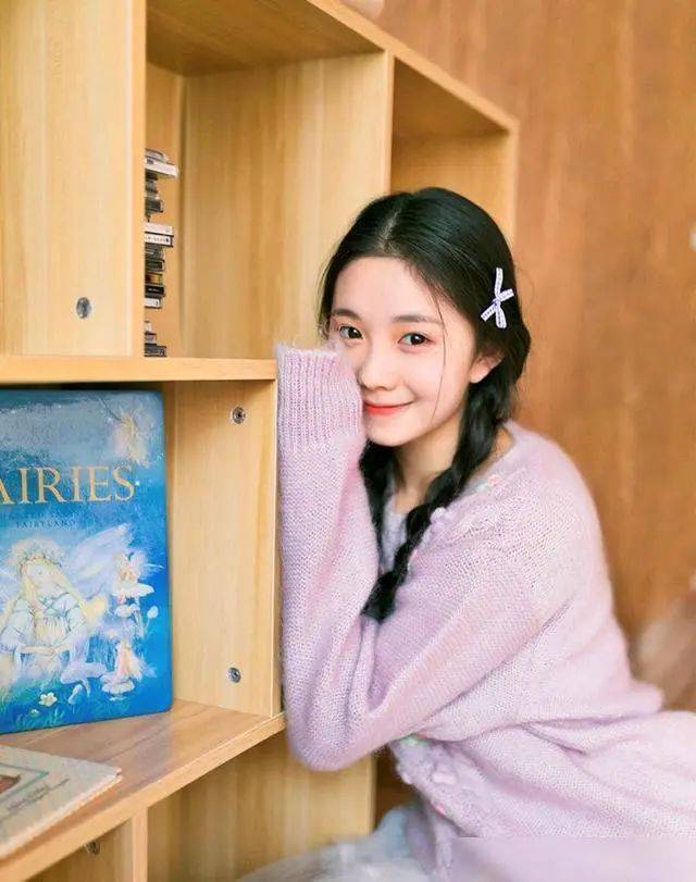 张艺谋审美改变竟用网红脸？新晋00后谋女郎首亮