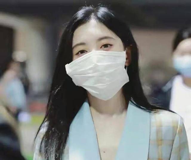 鞠婧祎采访否认是仙女，称不健身也有直角肩，