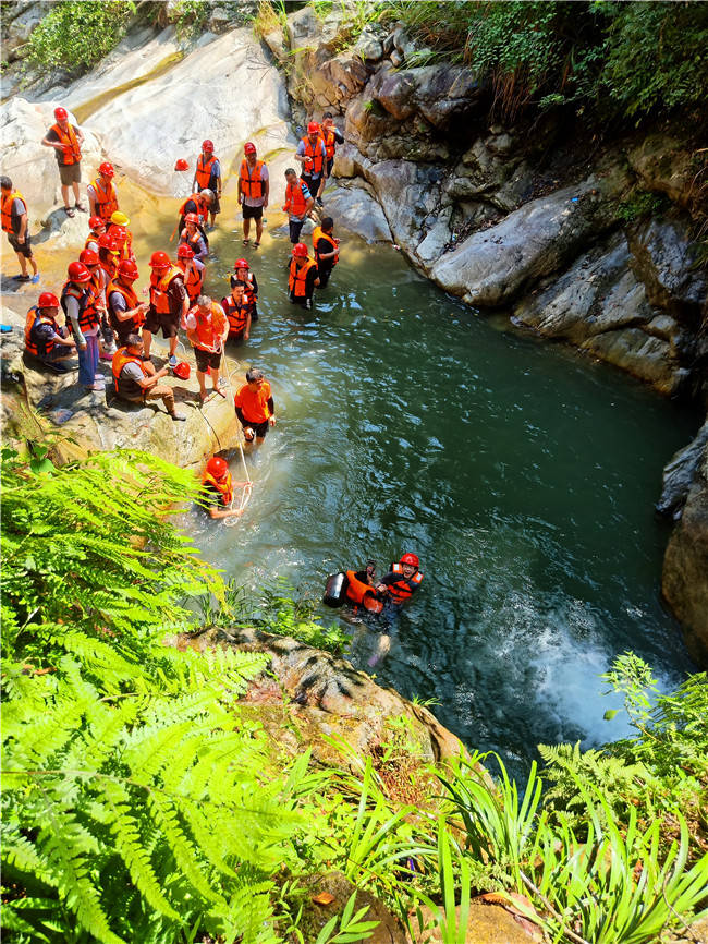 长沙夏季溯溪团建,峡谷跳潭,攀岩速降,游泳潜水