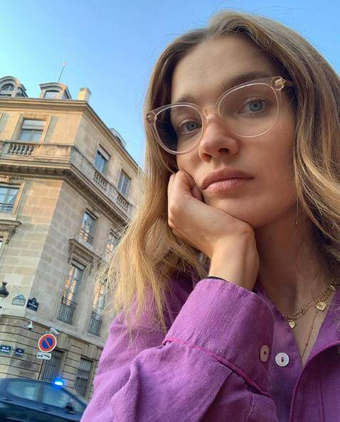 休闲|LV太子妃参观流浪犬所落泪，满脸憔悴抬头纹明显，仍坚持素颜出街