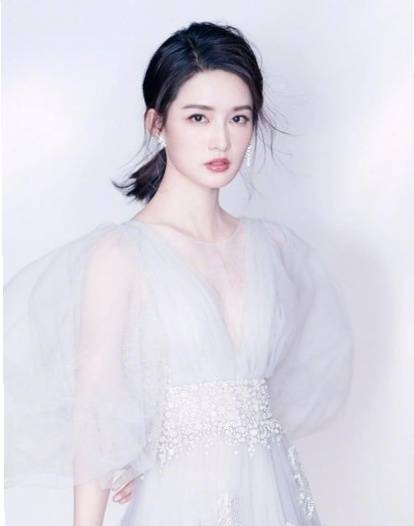 大自然|李沁素颜太美了，与大自然合照静谧美好，妥妥的文艺女神