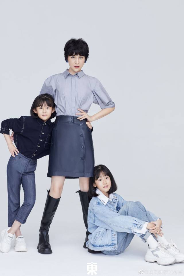原创陆毅妻女拍亲子照,12岁贝儿穿斜肩裙显俏皮,抱妹妹拍照太有爱