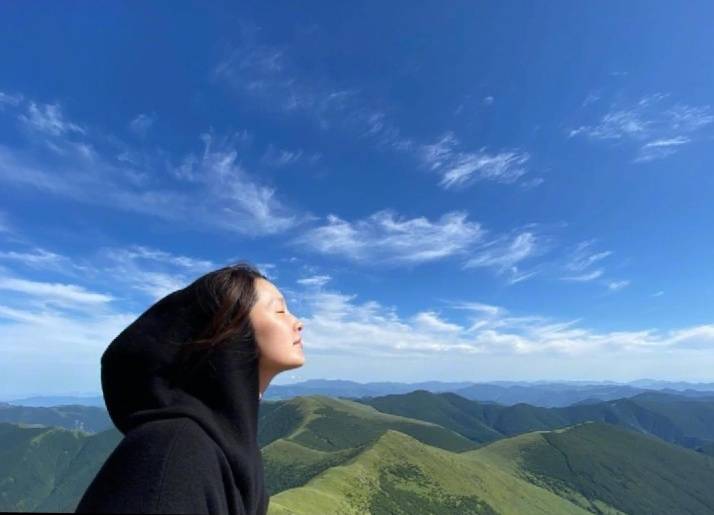 大自然|李沁素颜太美了，与大自然合照静谧美好，妥妥的文艺女神