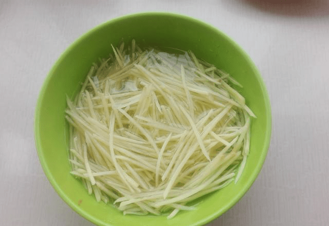 土豆丝的做法简单一点 97eb65bd928b4d389a08c9d603a756bd.png