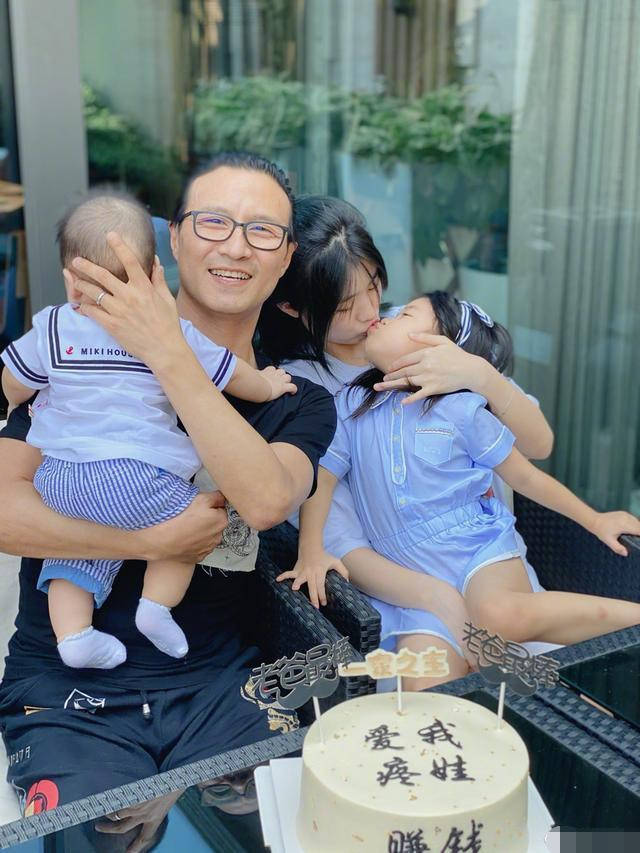 汪峰女儿小苹果近照超美，深夜赤脚坐楼顶，表