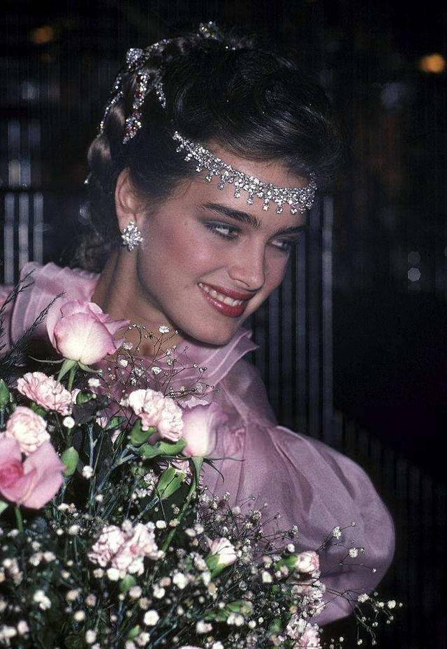 她是80年代最美女神，祖母是意大利公主，不满一岁就凭美貌上电视