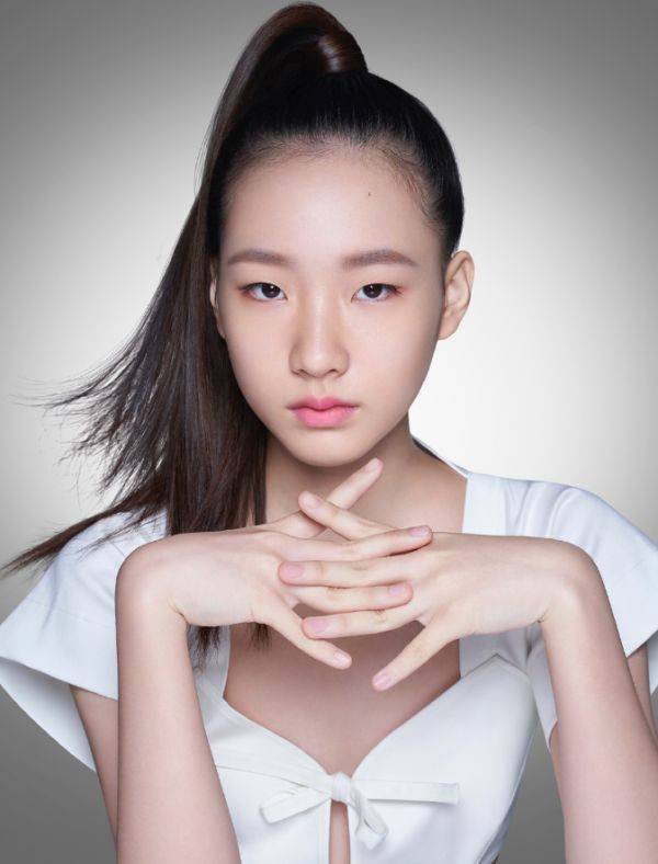 形象|小S大女儿正式入圈！14岁许曦文拥有“超模脸”，看着比大S还美