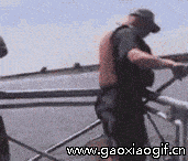 搞笑gif: 小婊砸, 我挠~挠~挠死你 小样, 吃我一脚