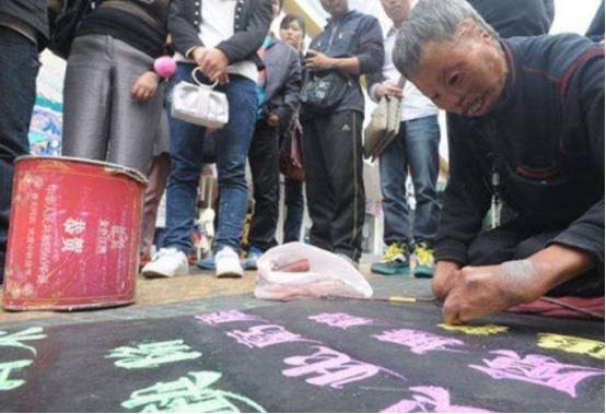 本是街边10年乞丐，因“粉笔字”被看中，摇身一变成千万富翁