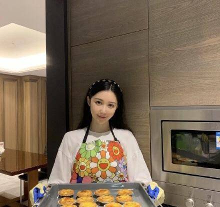 潘玮柏|潘玮柏老婆宣云画风好土味,KTV玩乐还会打碟,哪个是真实的她