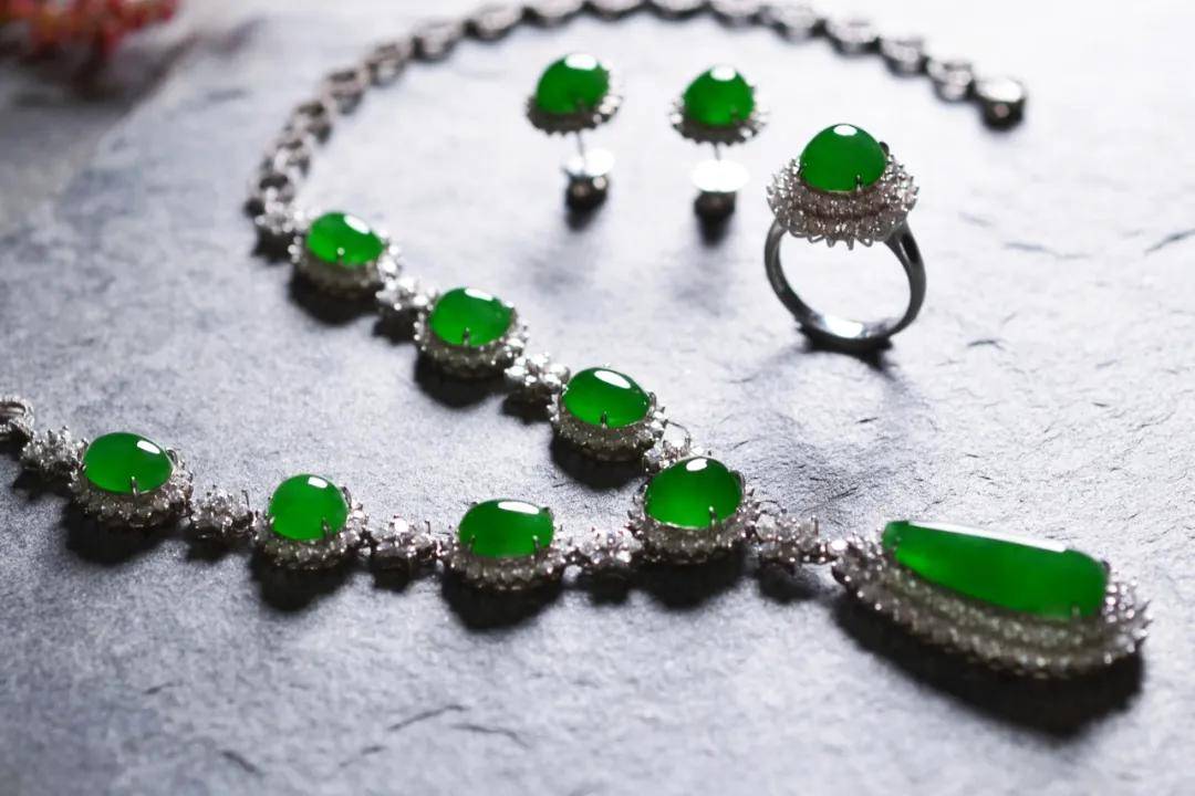 翡翠|裸石 or 镶嵌谁才是你的最爱？别着急，看完再下结论~