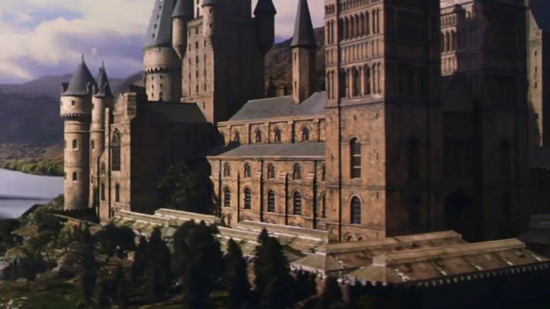 霍格沃茨位于英国苏格兰的某个黑湖旁的城堡中,以其特有的拱门尖顶