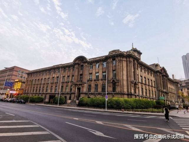 大连中山广场近代建筑群位于鲁迅路和人民路之间.