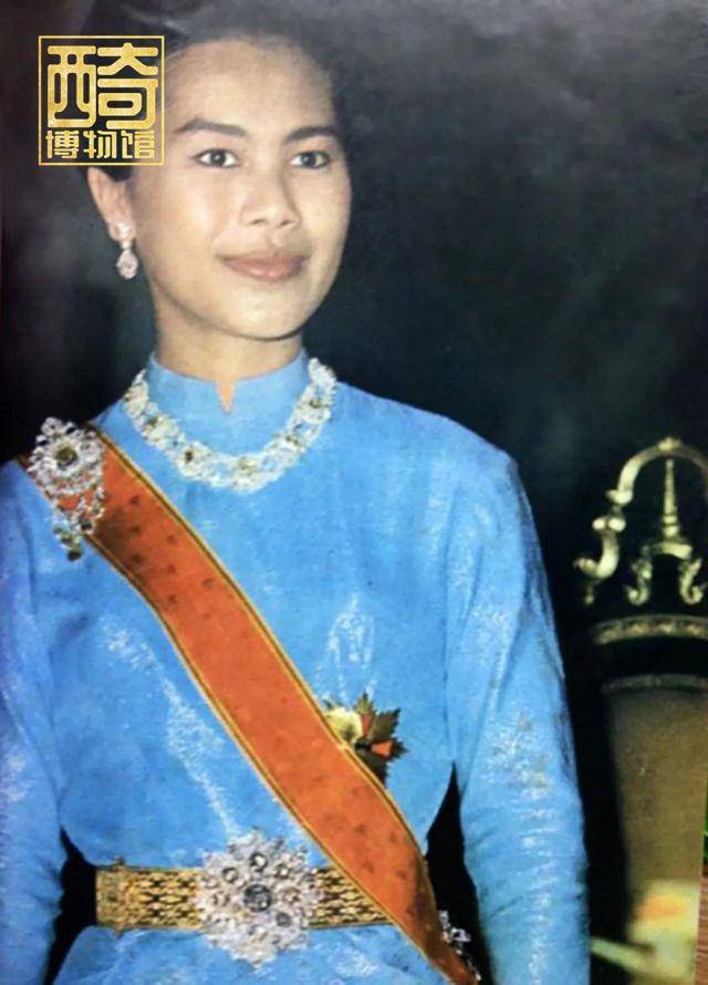 度假|泰王自己带20嫔妃海外度假，却要民众穿1个月蓝衣讨好母亲诗丽吉