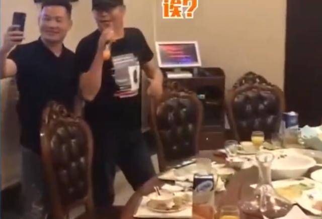 49岁歌手刀郎现身饭局,脸部发福身材圆润,乍一看都认不出是他!