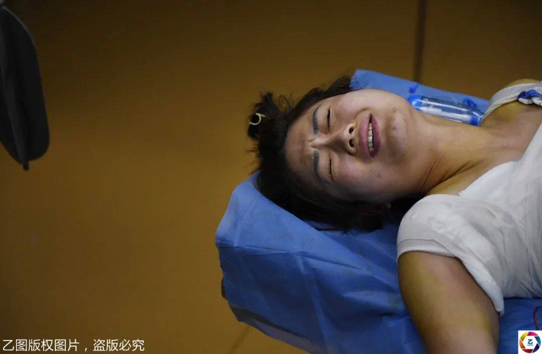 见闻记录|女大学毕业生隆胸，不告诉家人让闺蜜陪，术后意外夺胸模大赛冠军