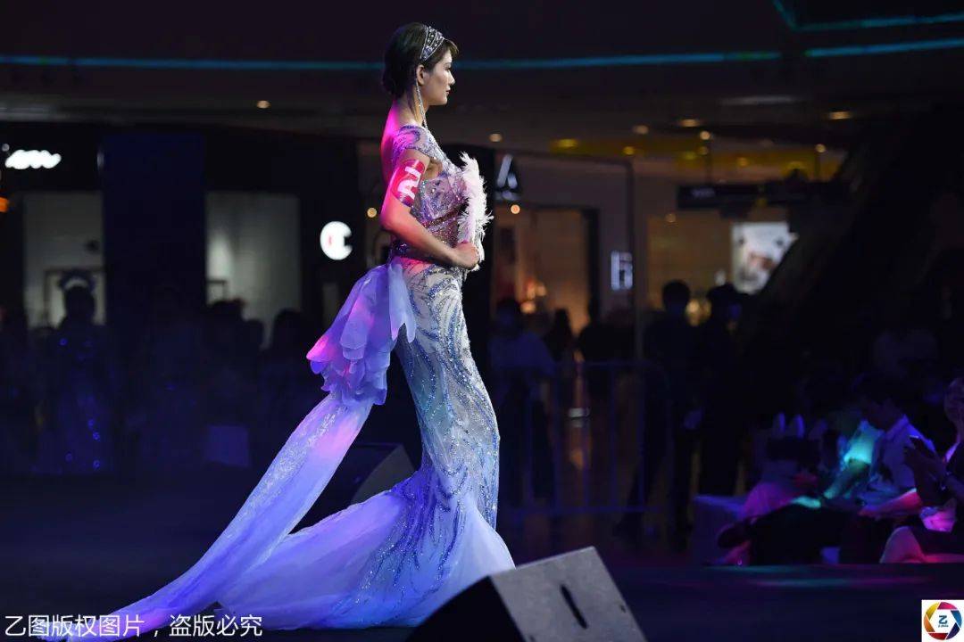 见闻记录|女大学毕业生隆胸，不告诉家人让闺蜜陪，术后意外夺胸模大赛冠军