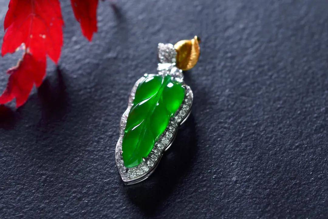 翡翠|裸石 or 镶嵌谁才是你的最爱？别着急，看完再下结论~