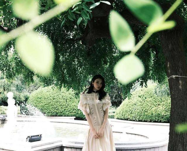 大气|奚梦瑶产后首度出席活动，一袭蕾丝裙大气温婉，当妈后更端庄了