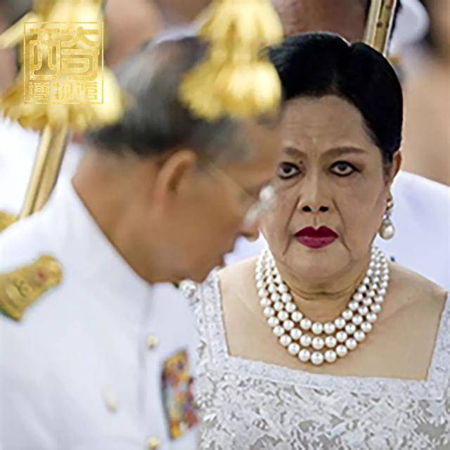 度假|泰王自己带20嫔妃海外度假，却要民众穿1个月蓝衣讨好母亲诗丽吉