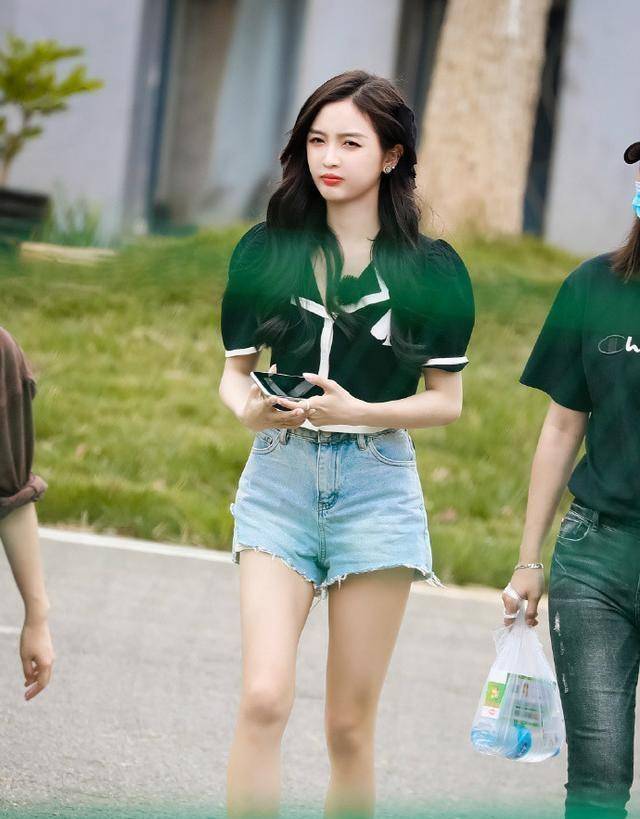 夏天穿衣服的女生 dc3136dd0def41bd9f5233dfd6d56134.jpeg