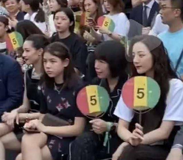 奚梦瑶|LV秀成村口晚会！虞书欣穿红裙小粗腿吸睛，奚梦瑶宫廷裙slay全场