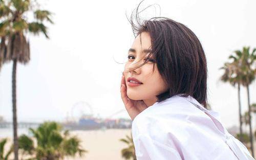 马思纯现身医院求诊，素颜憔悴眉头紧蹙，与医