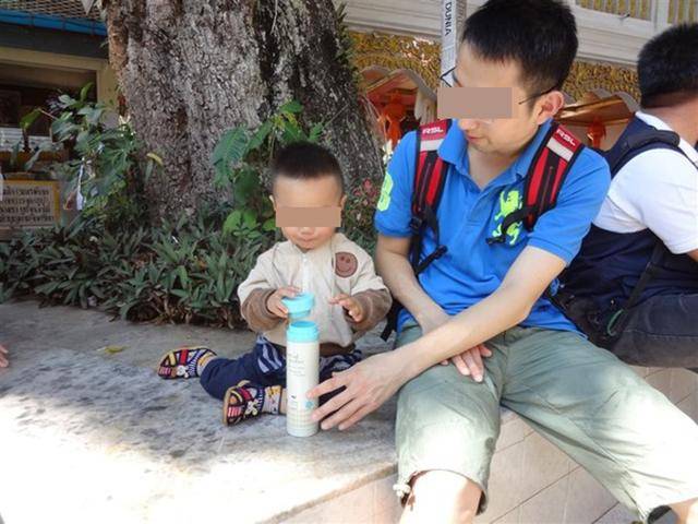 宝宝|这两种危险行为,很多家长做过婴儿车再方便也有安全隐患