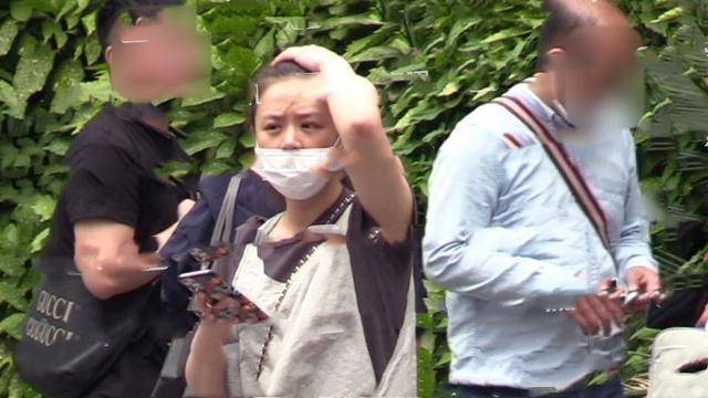 马思纯现身医院求诊，素颜憔悴眉头紧蹙，与医