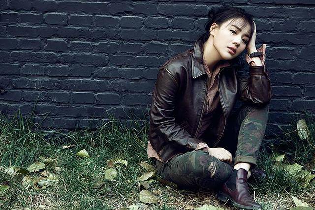 马思纯现身医院求诊，素颜憔悴眉头紧蹙，与医