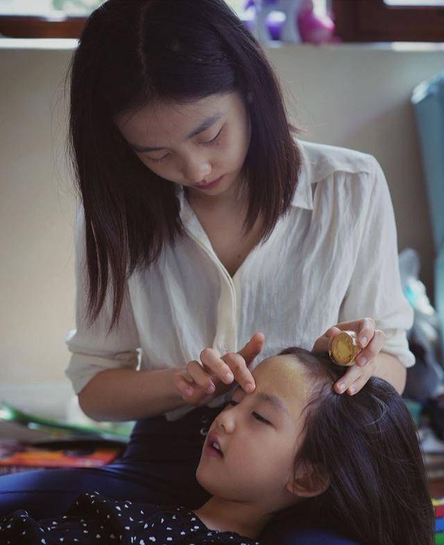 多多|多多为妹妹化妆成小猎豹，妹妹躺在姐姐怀里，画面温馨有爱