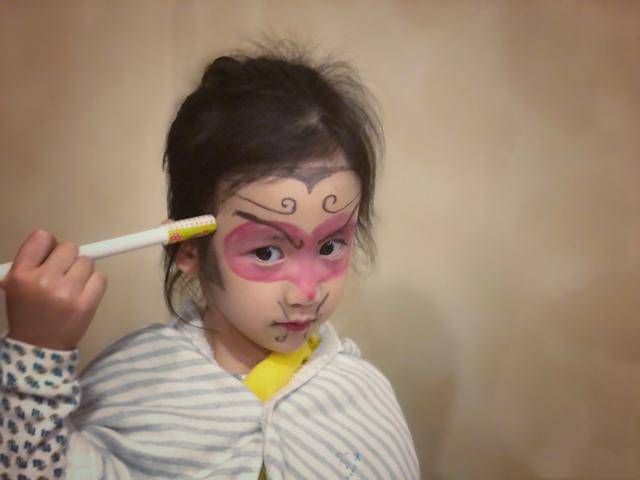 多多|多多为妹妹化妆成小猎豹，妹妹躺在姐姐怀里，画面温馨有爱