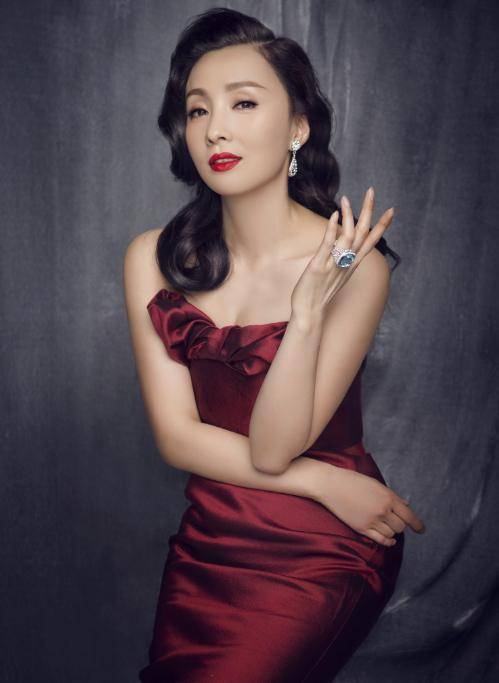 闫妮|白玉兰获奖名单公布，闫妮拿下一轮电视剧大满贯，陈宝国两轮！