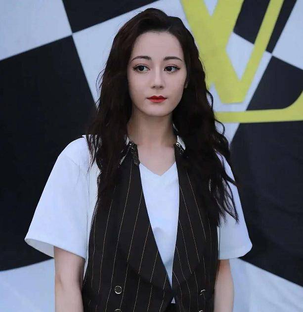 奚梦瑶|LV秀成村口晚会！虞书欣穿红裙小粗腿吸睛，奚梦瑶宫廷裙slay全场