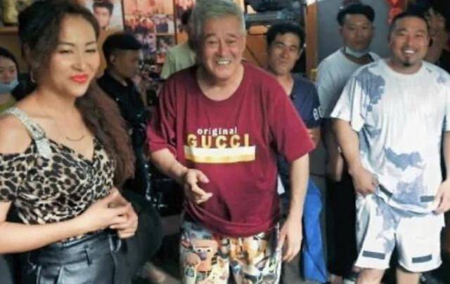 赵本山状态下滑，连线为弟子作品打call，眼睛微