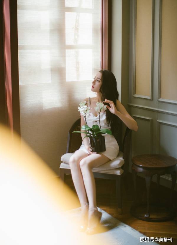 短裙|迪丽热巴罕见穿短裙，抹胸吊带小短裙身材更火辣了，生图不见衰老