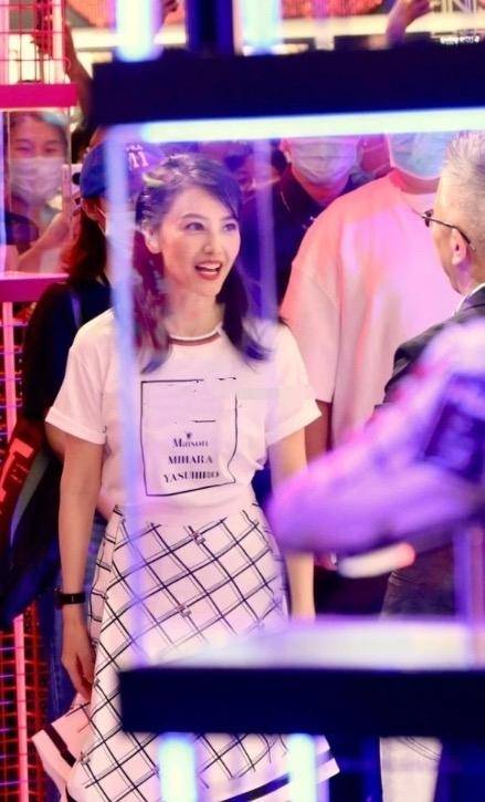 40岁高圆圆出席活动,造型青春洋溢,但法令纹抢