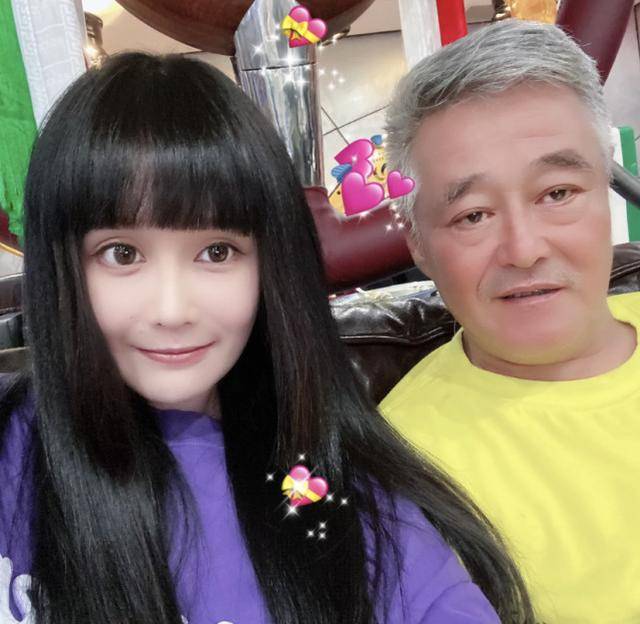 赵本山状态下滑，连线为弟子作品打call，眼睛微