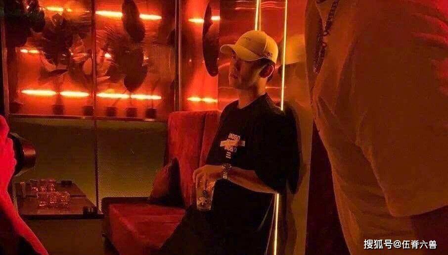 郑恺苗苗身着情侣装逛街,十指紧扣尽显甜蜜,