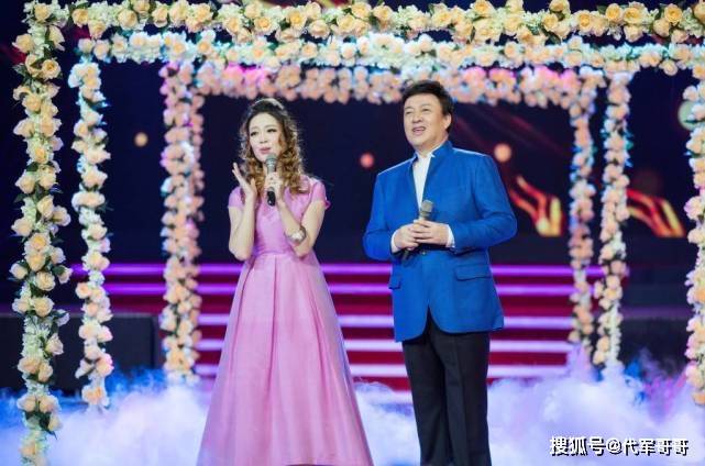 央视美女主持人，曾因打哈欠竖中指被吐槽，如