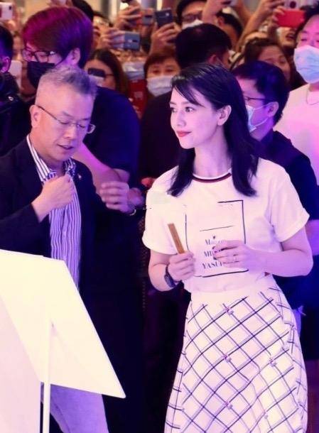 40岁高圆圆出席活动,造型青春洋溢,但法令纹抢