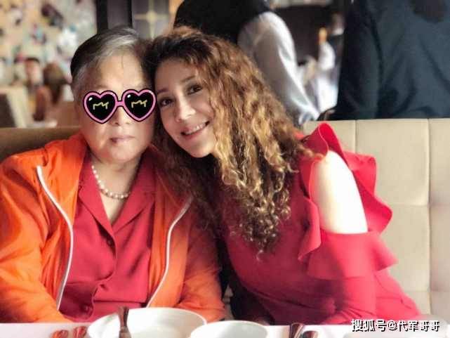 央视美女主持人，曾因打哈欠竖中指被吐槽，如