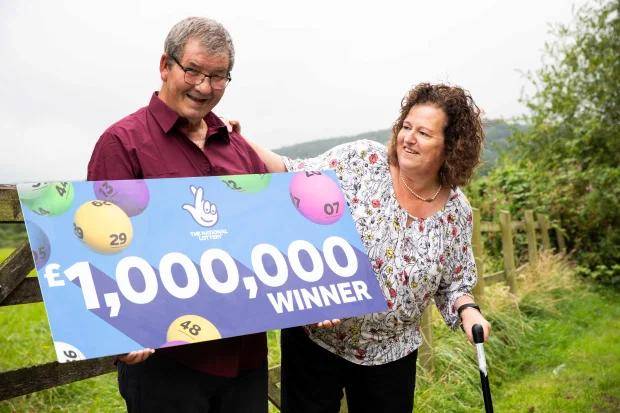 英国男子刚被解雇,就中了百万大奖,老婆开始