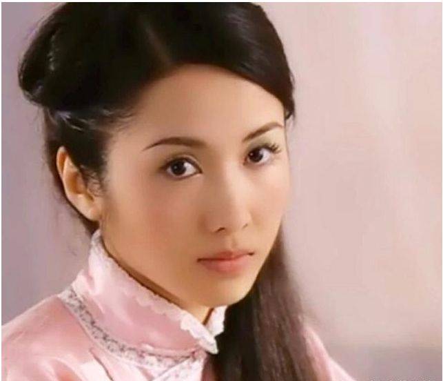 张雨绮,本名张爽,中国内地新生代女演员,张雨绮是个对生活漫不经心却