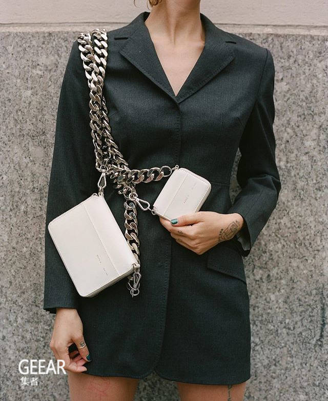 Wallet|极简设计中展现不羁性格:帅气女生怎能错过这几款KARA的链条手袋