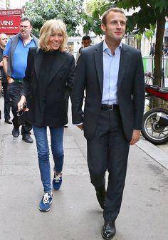 布丽|67岁布丽吉特少女心呀！被马克龙牵着不走台阶走斜坡，铅笔腿太美