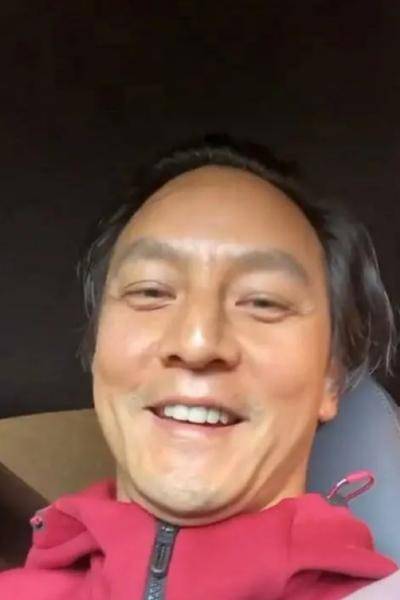 45岁吴彦祖自拍近照,发际线升高头发变白,网友:苏大强