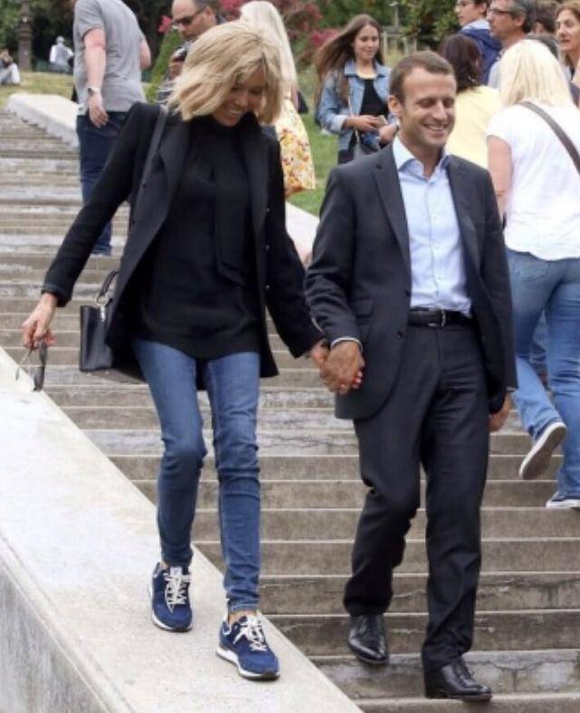 布丽|67岁布丽吉特少女心呀！被马克龙牵着不走台阶走斜坡，铅笔腿太美